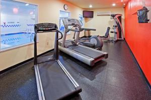 扬斯敦Wingate by Wyndham Youngstown - Austintown的健身房设有有氧器材和游泳池
