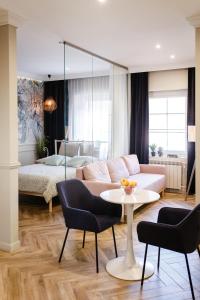 克维曾Apartamenty Zamkowe Centrum的客厅配有沙发、桌子和床。