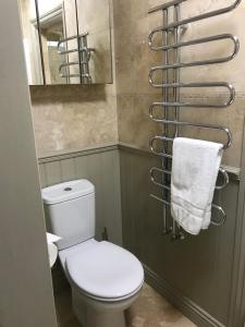 内尔斯沃思Highview Bed and Breakfast的浴室设有白色的卫生间和镜子