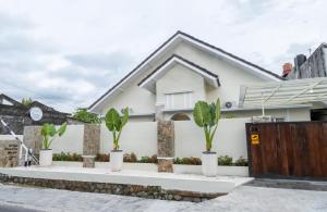 日惹Siji Gempol Vacation Home的前面有植物的白色房子