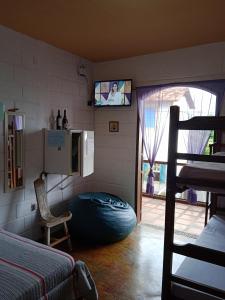 拉夫拉斯诺瓦斯Pousada Fonte Viva的卧室配有一张床,墙上配有电视。