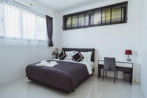 Baan Nern Khao Resort Pattaya客房内的一张或多张床位