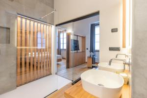 基亚文纳Villa Giade的浴室配有白色浴缸和水槽