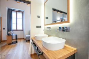 基亚文纳Villa Giade的浴室设有大型白色水槽和镜子