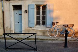 阿尔勒Rêv'Arles Maison de charmes aux Arènes的停在大楼前的自行车