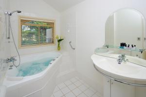 温特沃斯瀑布蓝山瀑布山庄酒店的白色的浴室设有浴缸和水槽。