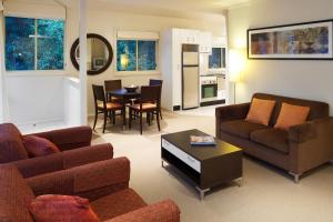 温特沃斯瀑布蓝山瀑布山庄酒店的一间带两张沙发的客厅和一间用餐室