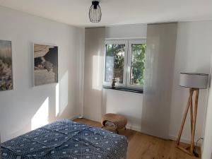贝尔恩卡斯特尔-库斯Weinrebe的一间卧室设有一张床和两个窗户。
