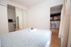 万塞讷Top location near ParisSuperb cosy 2p apartment的一间卧室配有一张床和一面大镜子