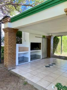 格兰德山谷Chalet Ágata的室外庭院设有砖砌绿色屋顶