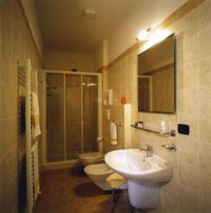 伊尔萨拉瑟诺酒店的一间浴室