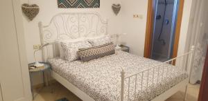 埃拉特shohamseaview的客房内的白色床和枕头