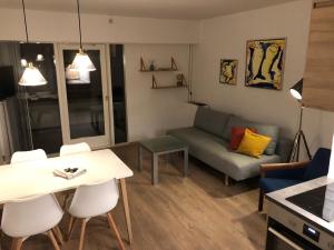 赫尔辛格Marienlyst Apartment的客厅配有沙发和桌椅