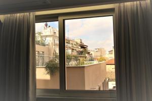 雅典Aiolos Apartments Ermou 64 4th Floor的市景窗户