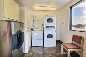 奥斯汀Motel 6 Austin, TX - Central Downtown UT的洗衣房配有2台洗衣机和烘干机以及窗户
