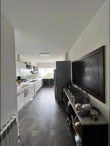 朱拜勒Panoramic Sea View 2 Bedroom Apartment的厨房配有壁挂式大屏幕平面电视。