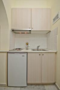 米科利维亚Oasis Studios的厨房配有白色冰箱和水槽