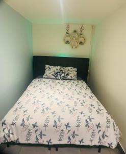 古桑维尔Appartement cosy proche Roissy CDG Astérix DisneyLand Paris的卧室配有带白色棉被的床