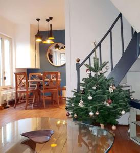 多维尔Villa Bon Accueil的客厅里桌子上的圣诞树