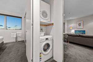 墨尔本SXY独家住宿公寓的一间带洗衣机和烘干机的浴室