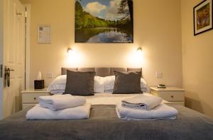 Parkend狄恩菲尔德酒店的一间卧室配有一张大床和毛巾
