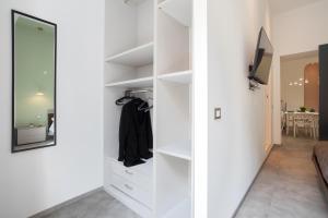 巴勒莫Mag 179 Bed & Spa的一间设有白色衣柜及镜子的房间
