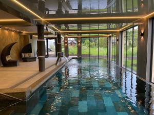 里沃Oasis Resort & Spa的一座带大玻璃门的房子里的游泳池