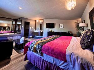 隆格伊勒埃克斯普利斯酒店的一间带大床的卧室和一间客厅