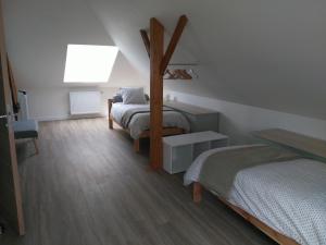 Les Chambres d Odile客房内的一张或多张床位