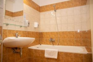 布达佩斯3M酒店的浴室配有盥洗盆和浴缸。
