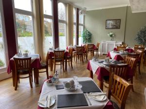 尚克林贝尔蒙特酒店的用餐室设有桌椅和窗户。