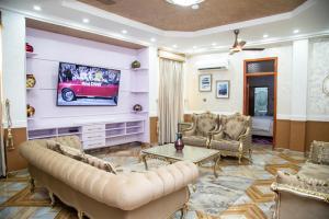 库马西Macoba Luxury Apartments的带沙发和电视的客厅