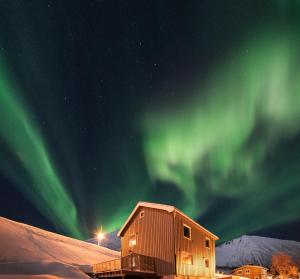 FjordgårdSegla Guesthouse - with view of Fjord的天空中光辉灿烂的建筑