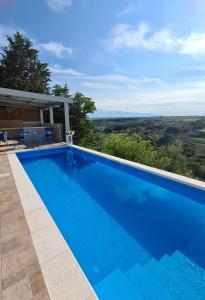 圣维托基耶蒂诺Il Nido B&B的大型蓝色游泳池,享有美景