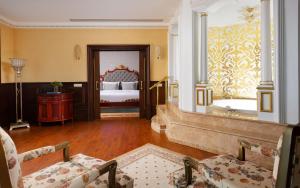 阿拉木图里克瑟斯阿拉木图酒店的卧室配有床和浴缸