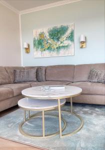 格洛米茨STRANDIDYLL, 46 - Typ A3S的客厅配有咖啡桌和沙发