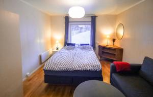 FjordgårdSegla Guesthouse - Lovely sea view的一间卧室设有床、窗户和沙发