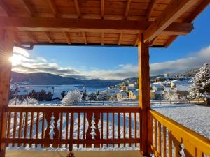 安格勒伊托勒杜伯杰酒店的从雪地小屋的甲板上欣赏美景