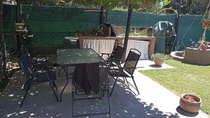卢汉德库约Departamento para relax y descanso的后院的庭院配有桌椅
