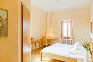 Zellertal克勒可图尔酒店的一间卧室配有一张床、一张书桌和一个窗户。