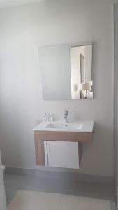 斯韦伦丹Margie's Place的白色的浴室设有水槽和镜子