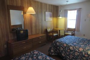 桑达斯基Seacrest Motel的酒店客房设有两张床和电视。