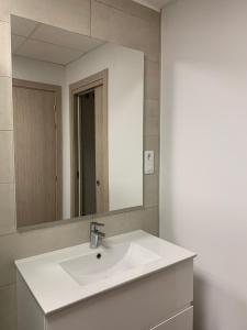 圣胡安德洛斯特雷罗斯CASA ALEGRIA的浴室设有白色水槽和镜子