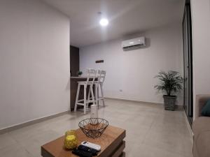 巴兰基亚Hermoso Apartamento Zona Norte Miramar #的客厅配有沙发和桌子