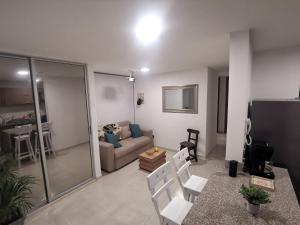 巴兰基亚Hermoso Apartamento Zona Norte Miramar #的客厅配有沙发和桌椅