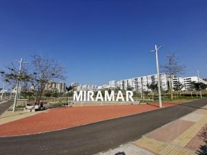 巴兰基亚Hermoso Apartamento Zona Norte Miramar #的建筑前的奇迹标志