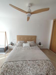 瓜达莱斯特GUADALEST DREAMS的一间卧室配有一张带吊扇的床