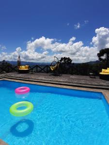 坎波斯杜若尔当Pousada Village Pôr do Sol的两个飞盘在泳池内,享有美景