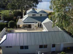 Sandford班布拉礁度假屋的屋顶房屋的空中景致