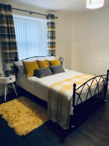 利夫顿Little Bere apartment的一间卧室配有黄色和蓝色枕头的床